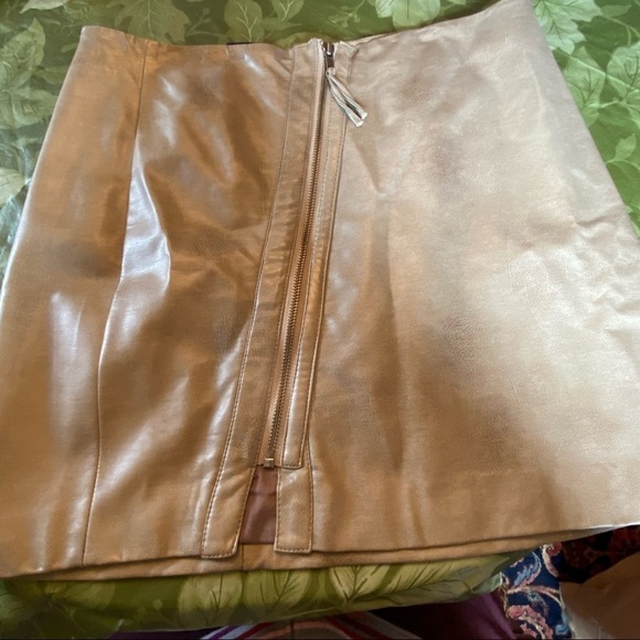 Tinsel Denim Couture faux leather skirt. Zipper front w/ fringe pull. Taupe mini - Picture 1 of 7